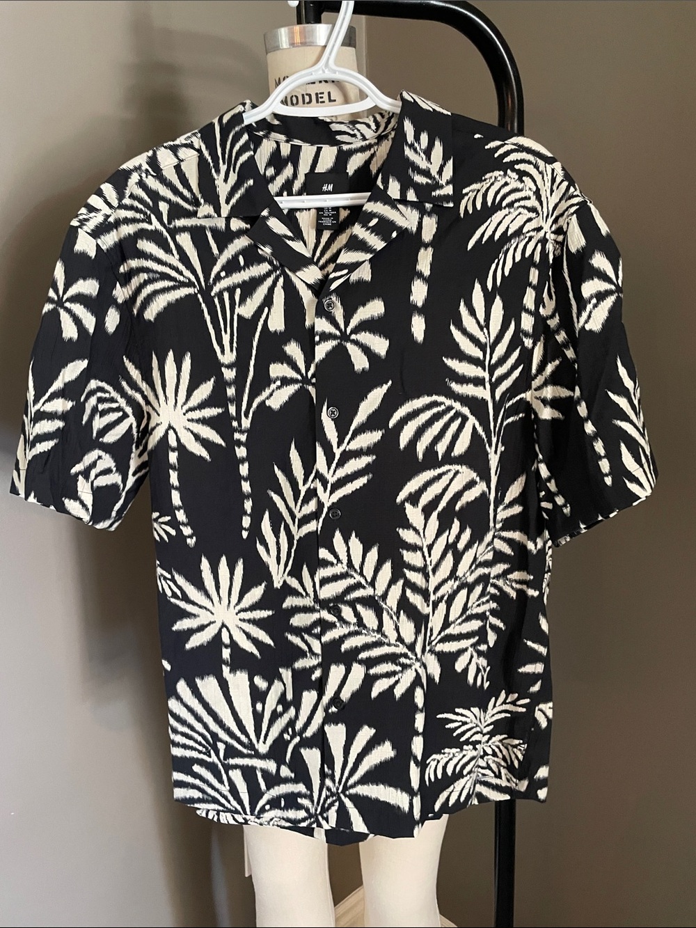 H&M Black and White Palm Print Short-Sleeve Button-Down Shirt
